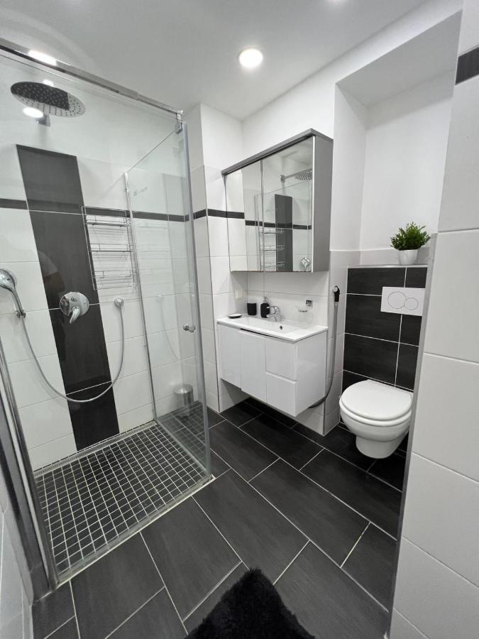 Monterey Apartment Wina Bagian luar foto