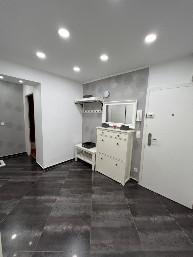 Monterey Apartment Wina Bagian luar foto