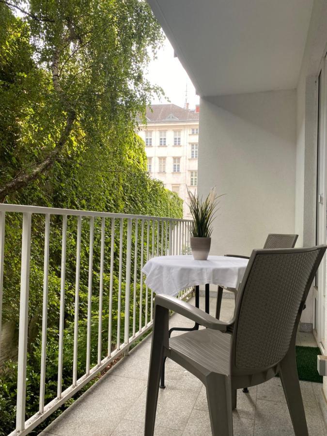 Monterey Apartment Wina Bagian luar foto