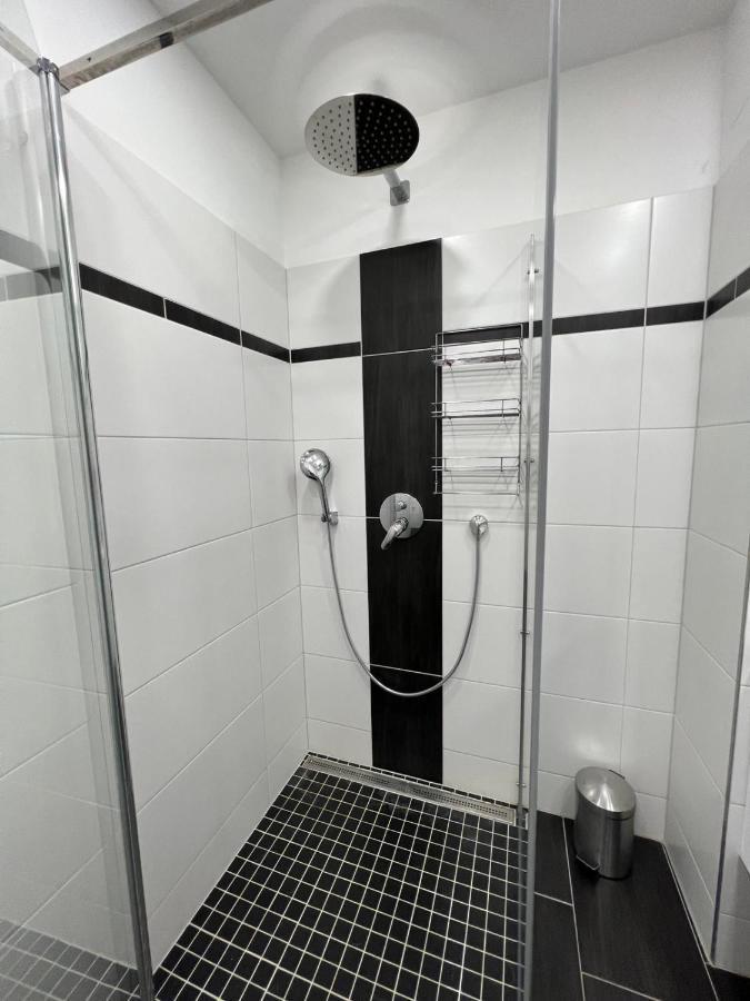 Monterey Apartment Wina Bagian luar foto
