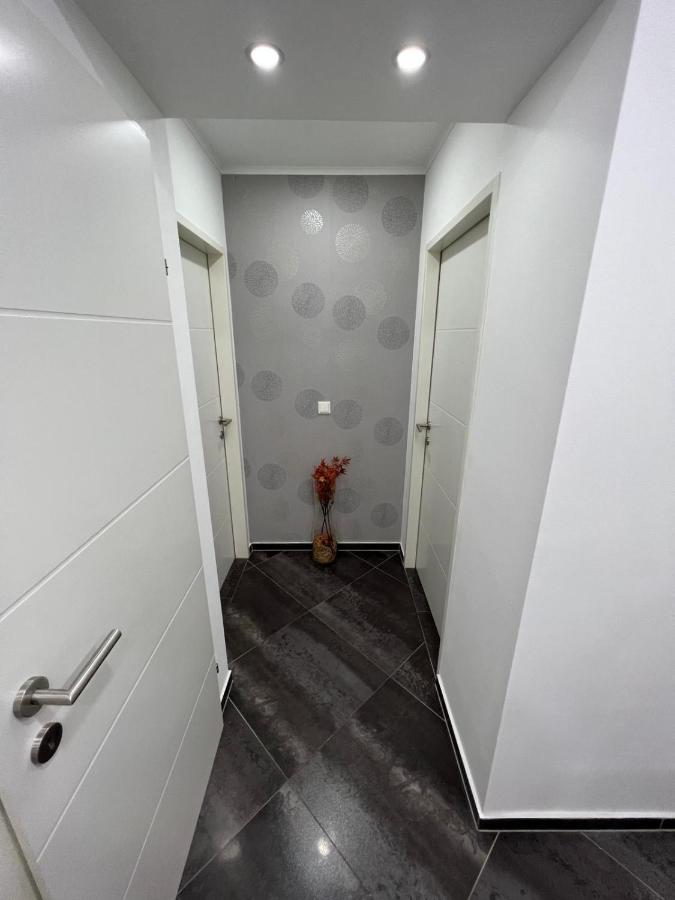 Monterey Apartment Wina Bagian luar foto